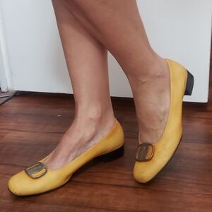Vtg Salvatore Ferragamo yellow leather vara buckle square toe low pump Size 8